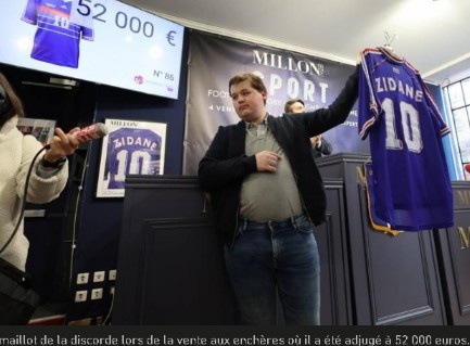 开云APP下载地址-卖了5.2万欧！队报：一件齐达内的98世界杯决赛球衣被质疑真假