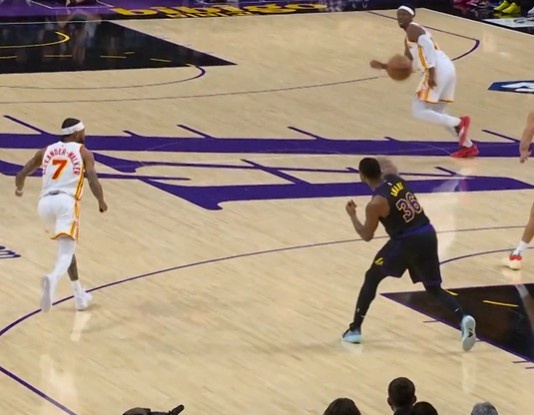 开云体育APP官网-就用了3秒！斯玛特拿到篮板后场单臂甩传詹姆斯暴扣