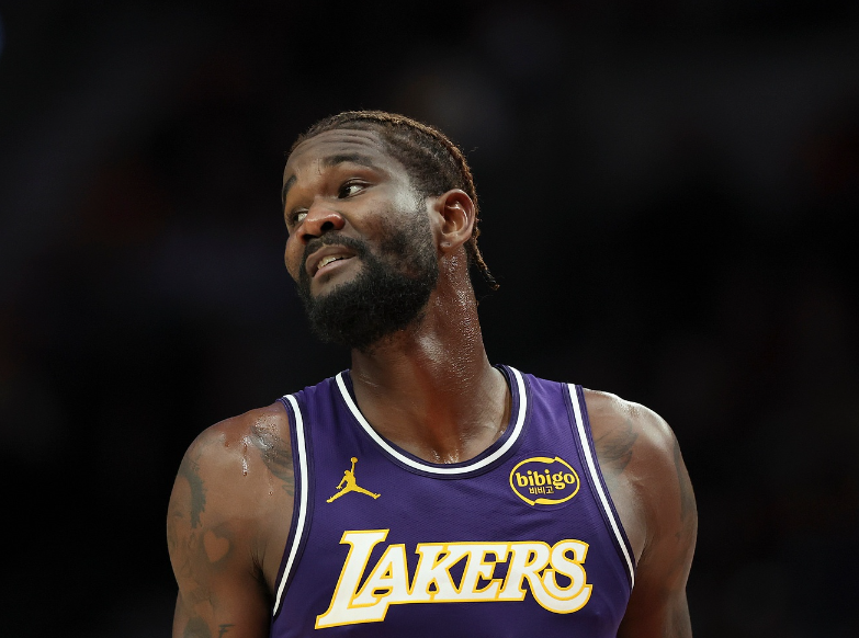 开云官方网站-湖人104-112快船遭4坏消息！艾顿又崩，雷迪克+2主力引绝望！